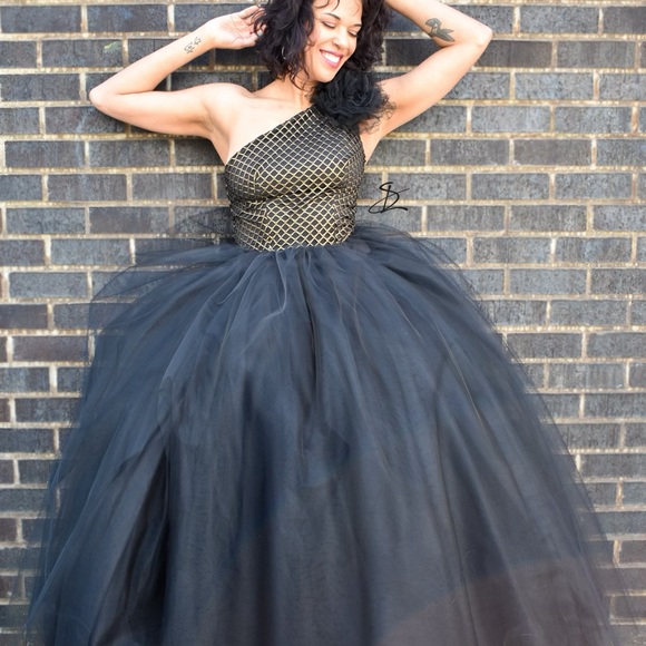 Handmade One Shoulder Black Tulle Ballgown with Asymmetrical Neckline (size 6) - Picture 4 of 12